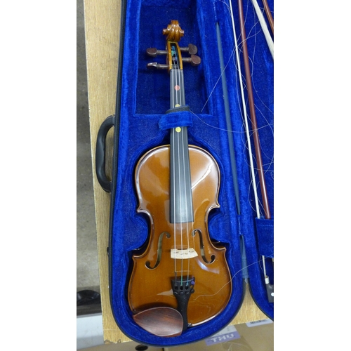 2095 - A violin with bows