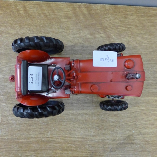 2123 - A tin plate tractor