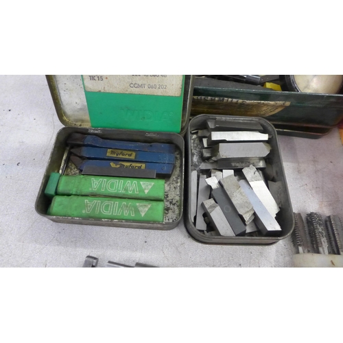 2150 - A job lot of approx. 250 items of engineering tools, metalworking tools, bores, taps, micrometers, e... 