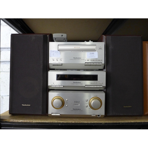 2193 - A Technics hi-fi (rd-hd350) system- cassette deck, turner and amp with remote