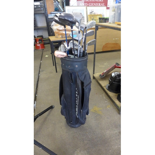 2218 - A Donnay golf bag with a mixed assortment of clubs including Donnay, Jaxx, Daiwa, Trilogy, etc.