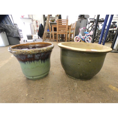 2236 - Two large plant pots