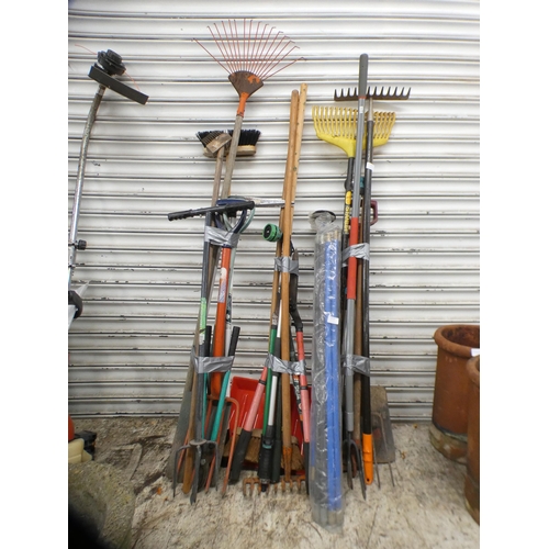 2237 - A bundle of approx. 22 garden tools