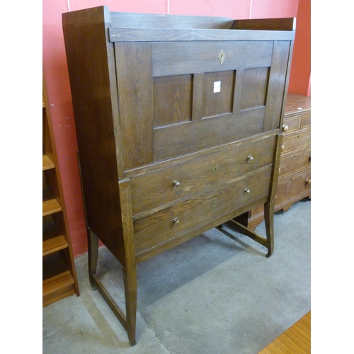 111 - A German Jugendstil oak side cabinet, manner of Richard Riemerschmid