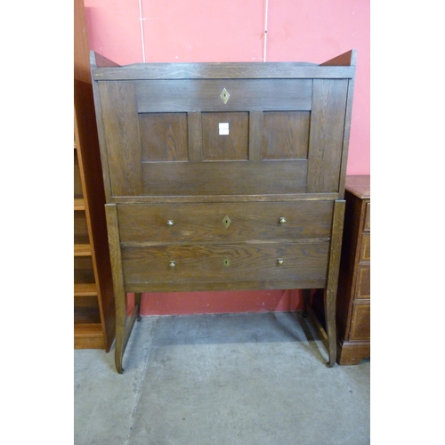 111 - A German Jugendstil oak side cabinet, manner of Richard Riemerschmid