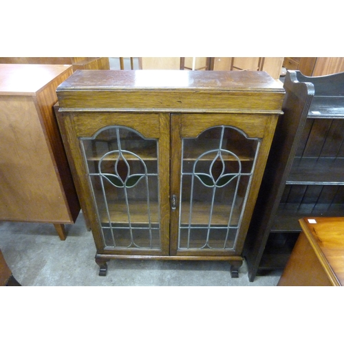 139 - An early 20th Century oak and stained glass two door bookcase