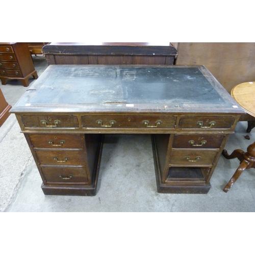 191 - A Victorian oak pedestal desk