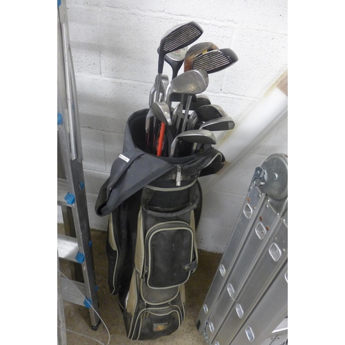 2405 - A Hippo golf bag with clubs