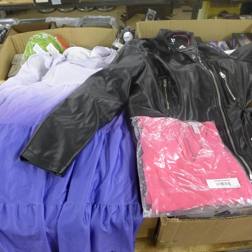 2418 - A large bag of unworn clothing including jackets, t-shirts and dresses etc