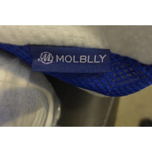 1606 - A pair of memory foam pillows