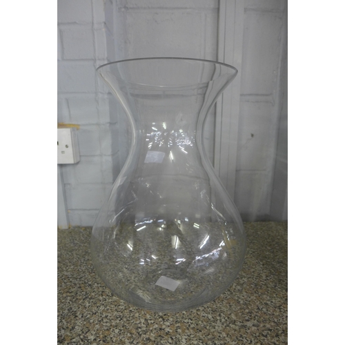 1498 - A large clear glass vase