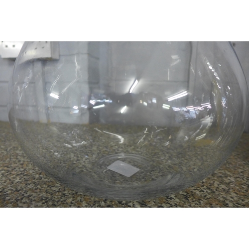 1498 - A large clear glass vase