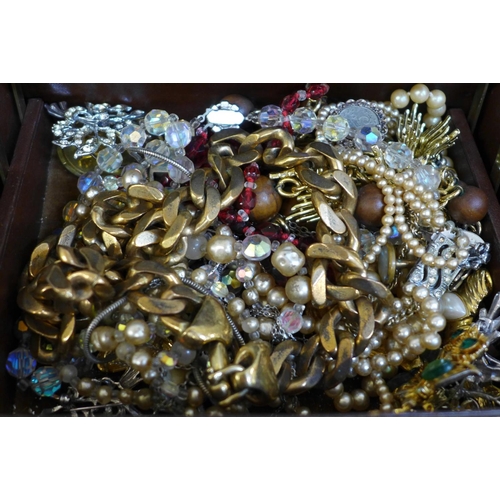 650 - Costume jewellery