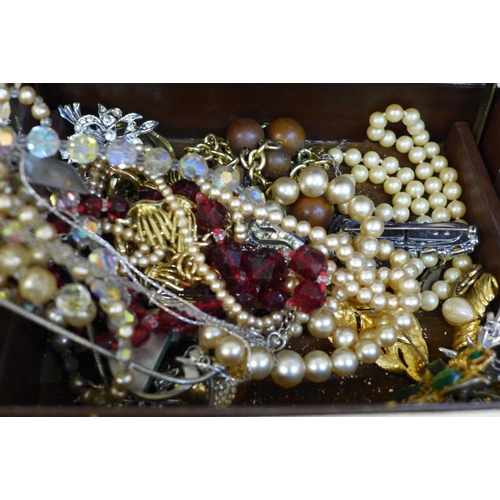 650 - Costume jewellery