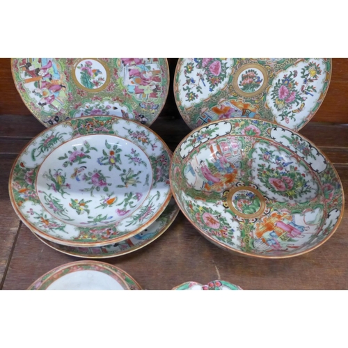 675 - A collection of 19th Century Chinese export famille rose porcelain including large rice bowl, tea cu... 