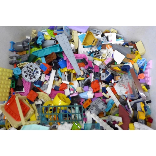 713 - A large quantity of Lego including a mini figure and a Lego case