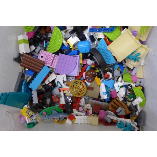 713 - A large quantity of Lego including a mini figure and a Lego case