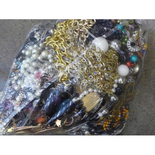 721 - A bag of costume jewellery