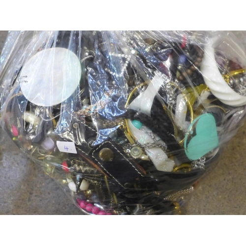 721 - A bag of costume jewellery