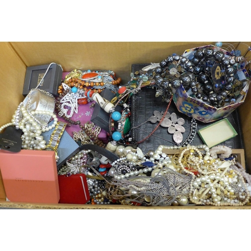 723 - A large box of fashion jewellery