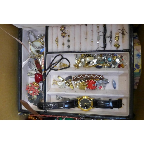 723 - A large box of fashion jewellery