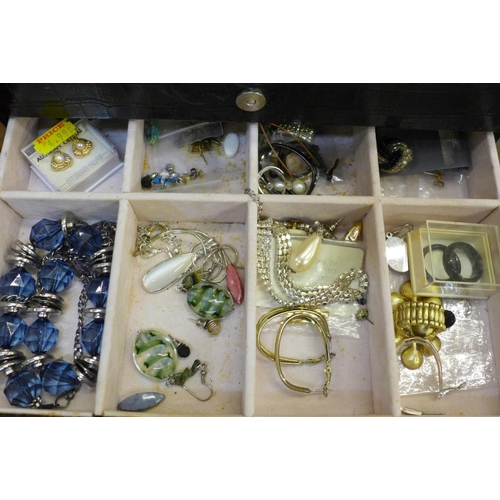 723 - A large box of fashion jewellery