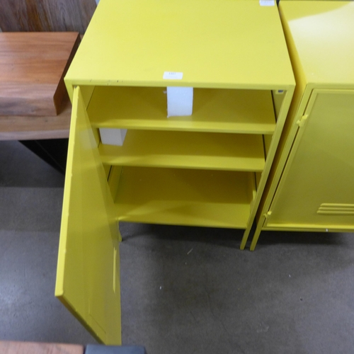 1407 - A yellow metal locker