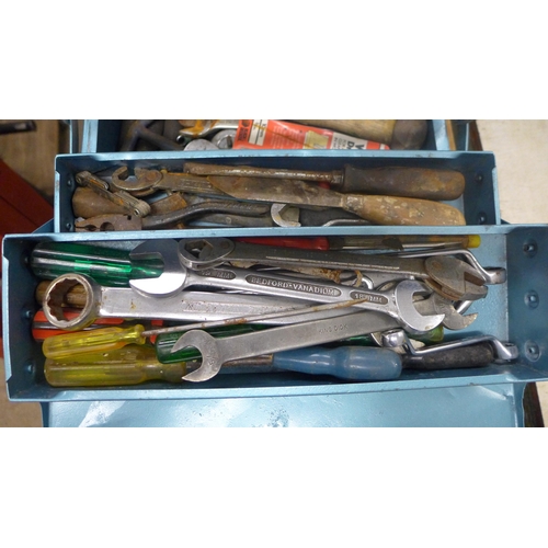 2011 - A metal tool box of approx. 100 tools screwdrivers, nails, wrenches, spanners etc.