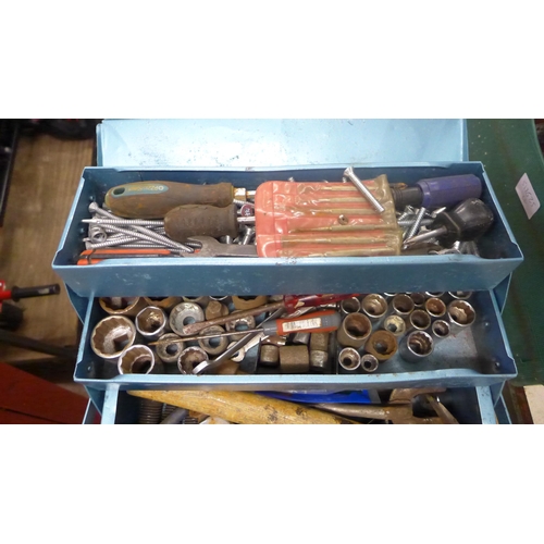 2011 - A metal tool box of approx. 100 tools screwdrivers, nails, wrenches, spanners etc.