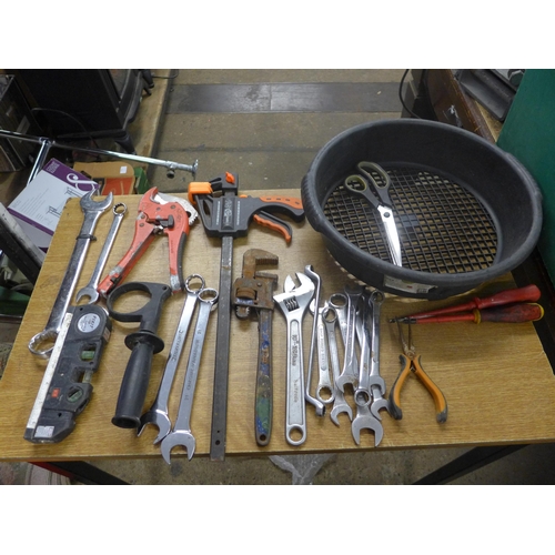 2026A - A quantity of mixed hand tools including pipe cutters, spanners, f-clamp, screwdrivers, level, etc.