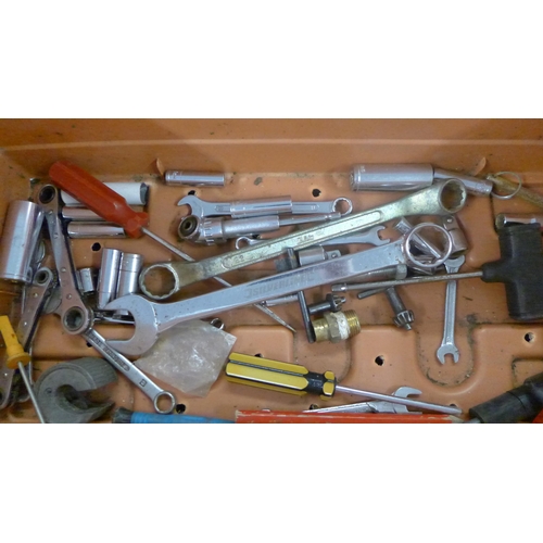 2026A - A quantity of mixed hand tools including pipe cutters, spanners, f-clamp, screwdrivers, level, etc.