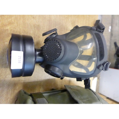 2134 - A military gas mask