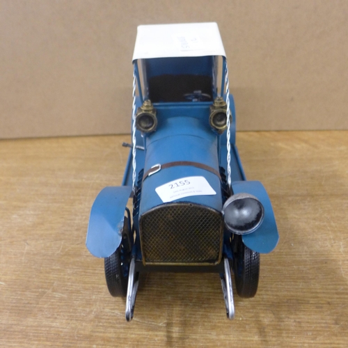 2155 - A tin plate blue old fashioned car