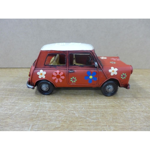 2162 - A tin plate hippy flower Mini