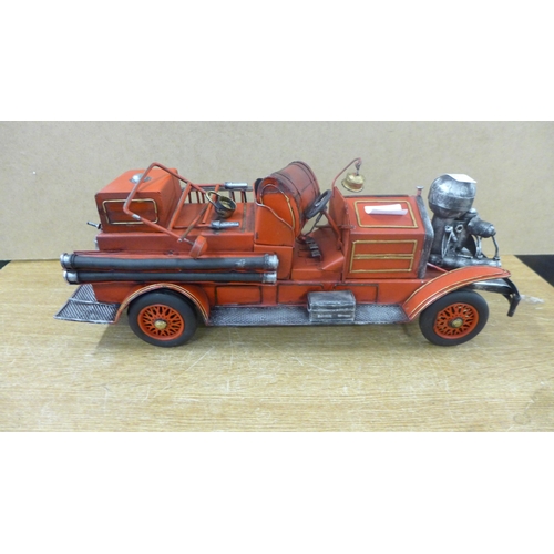 2166 - A tin plate fire engine