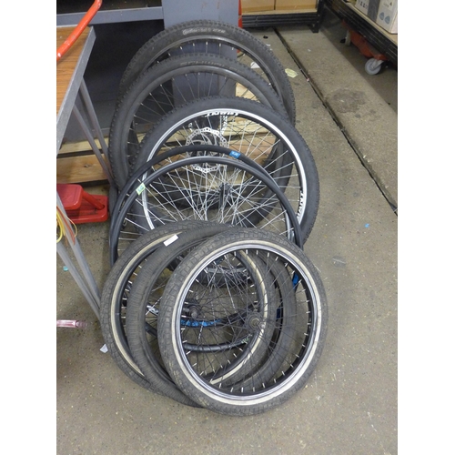 2207 - 8 Assorted bike wheels