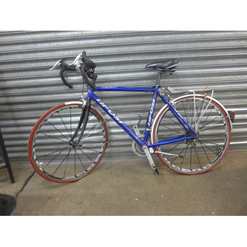 2237 - A Tifosi alloy framed racer bike with carbon fibre forks, Mavic wheels and Michelin tyres, recently ... 