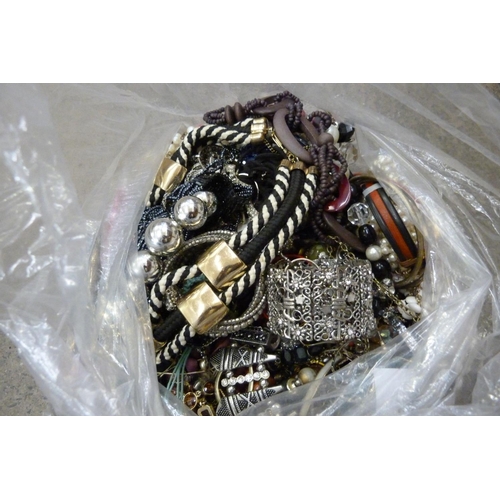 672 - A bag of costume jewellery