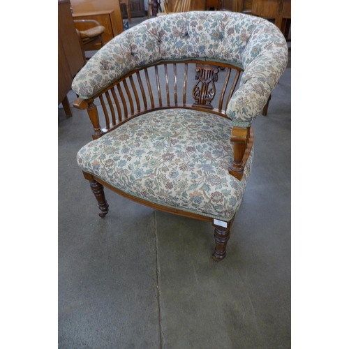 40 - A Victorian mahogany and upholstered tub chair