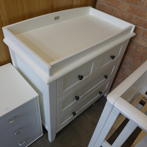 1510 - A Silver Cross white painted cot bed and two over two chest - slight dent * this lot is subject to V... 