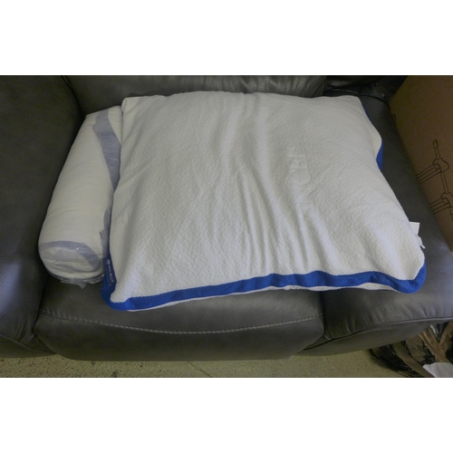 1573 - A pair of memory foam pillows