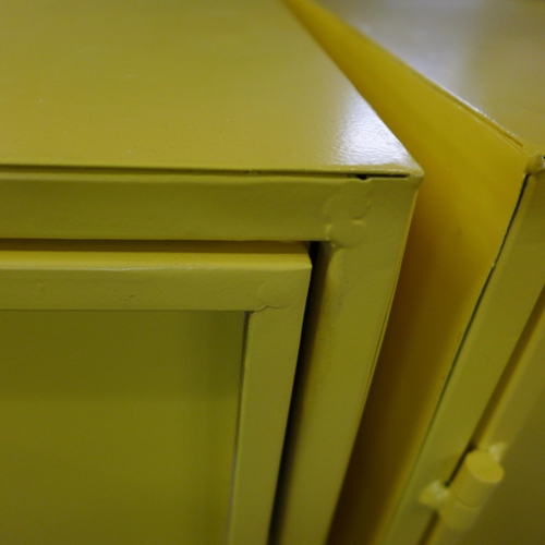 1407 - A yellow metal locker