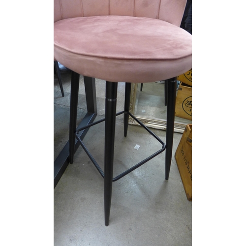 1412 - A pink velvet shell back bar stool