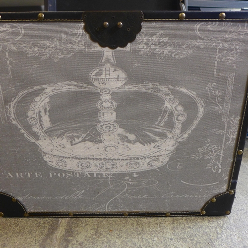 1555 - A queen's crown print upholstered storage box