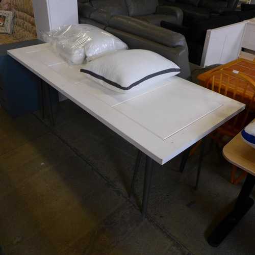 1576 - A white painted table