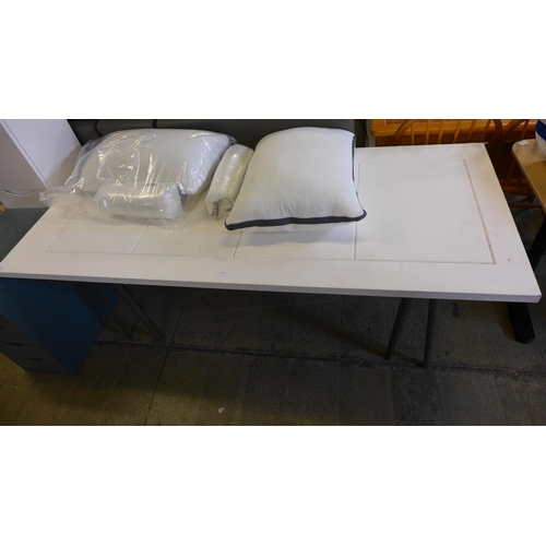 1576 - A white painted table