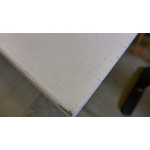 1576 - A white painted table