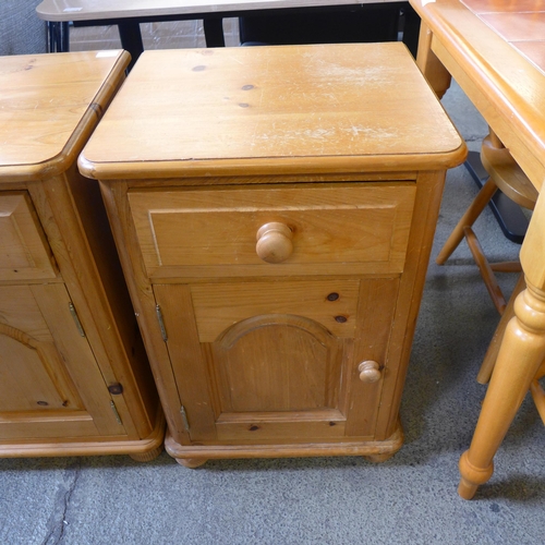 1596 - A pair of pine single drawer single door bedside cabinets