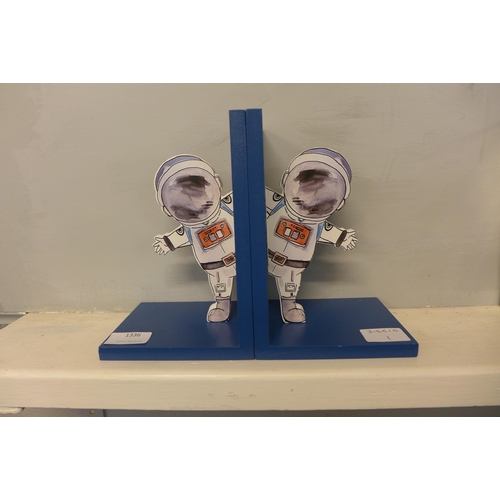 1336 - A pair of astronaut bookends