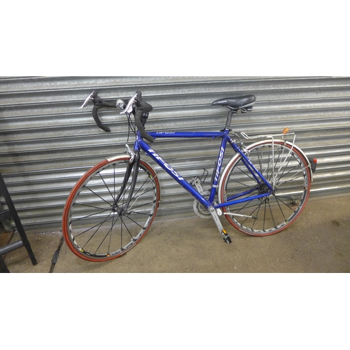 2252 - A Tifosi alloy framed racer bike with carbon fibre forks, Mavic wheels and Michelin tyres, recently ... 